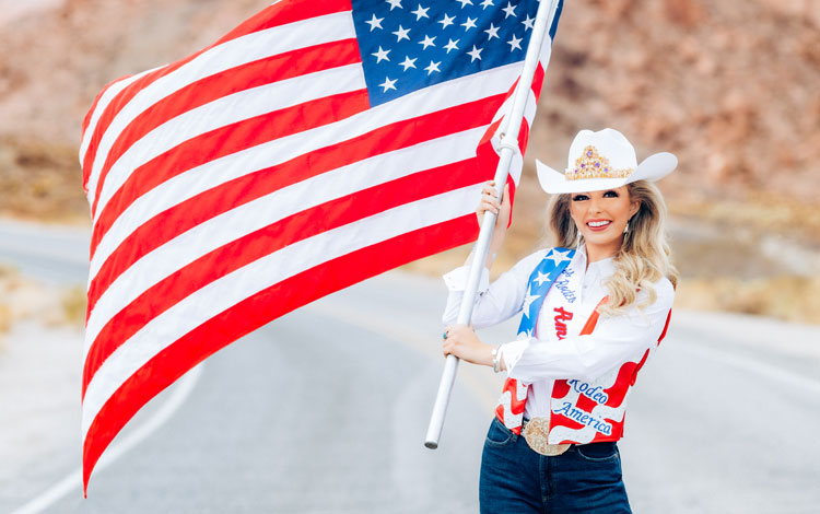 Hailey Frederiksen sosteniendo la bandera estadounidense